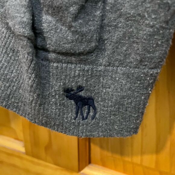 Gorgeous Abercrombie & Fitch size medium cardigan with floral accent - Picture 2 of 8